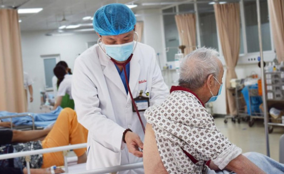 Nắng n&oacute;ng, nhiều người cao tuổi nhập viện trong t&igrave;nh trạng nguy kịch
