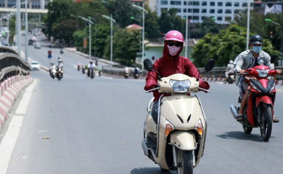 Thời tiết h&ocirc;m nay (4/6): Bắc Bộ ng&agrave;y nắng n&oacute;ng, chiều tối v&agrave; đ&ecirc;m c&oacute; mưa d&ocirc;ng