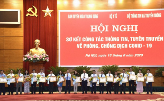 Thủ tướng: B&aacute;o ch&iacute; cần tiếp tục ph&aacute;t huy tinh thần &ldquo;ph&ograve; ch&iacute;nh, diệt t&agrave;"