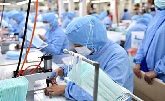 Xuất khẩu gạo v&agrave; khẩu trang y tế của Việt Nam tăng vọt