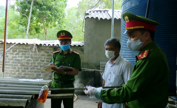Bắt quả tang cơ sở t&aacute;i chế dầu thải tr&aacute;i ph&eacute;p tại TP Tam Điệp