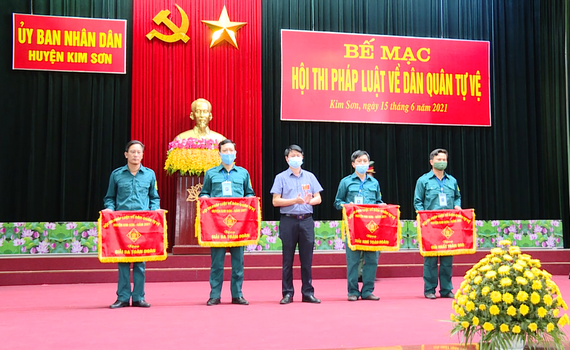 Bế mạc Hội thi ph&aacute;p luật về D&acirc;n qu&acirc;n tự vệ huyện Kim Sơn