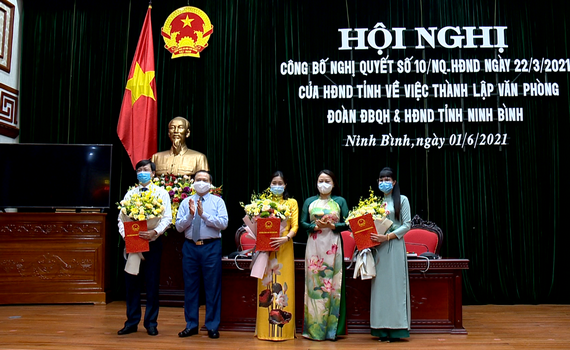C&ocirc;ng bố Nghị quyết của HĐND tỉnh về việc th&agrave;nh lập Văn ph&ograve;ng Đo&agrave;n ĐBQH v&agrave; HĐND tỉnh Ninh B&igrave;nh