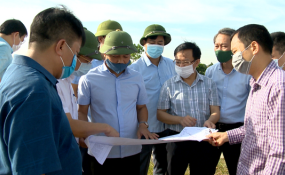 Đồng ch&iacute; Nguyễn Cao Sơn kiểm tra t&igrave;nh h&igrave;nh GPMB v&agrave; tiến độ thi c&ocirc;ng một số dự &aacute;n