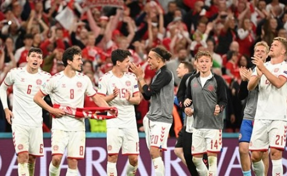 EURO 2020: Tuyển Đan Mạch l&aacute;ch qua &ldquo;khe cửa hẹp&rdquo; v&agrave;o knock-out