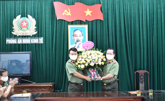 Gi&aacute;m đốc C&ocirc;ng an tỉnh khen thưởng người cứu 2 ch&aacute;u bị đuối nước