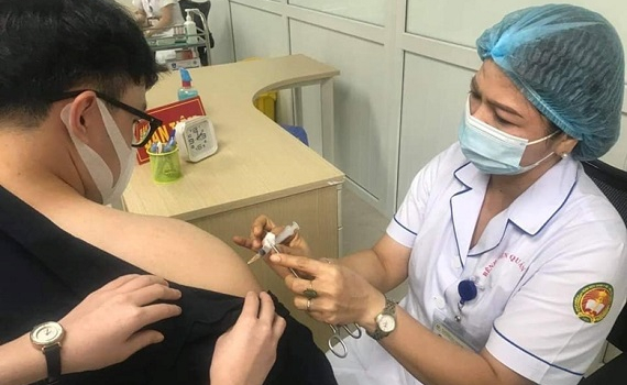 Ho&agrave;n tất 1.000 mũi đầu ti&ecirc;n thử nghiệm giai đoạn 3 vắc xin COVID-19 Nano Covax