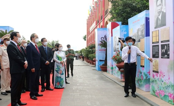 Nguyễn Tất Th&agrave;nh - Hồ Ch&iacute; Minh: Từ Bến cảng Nh&agrave; Rồng đến Quảng trường Ba Đ&igrave;nh lịch sử