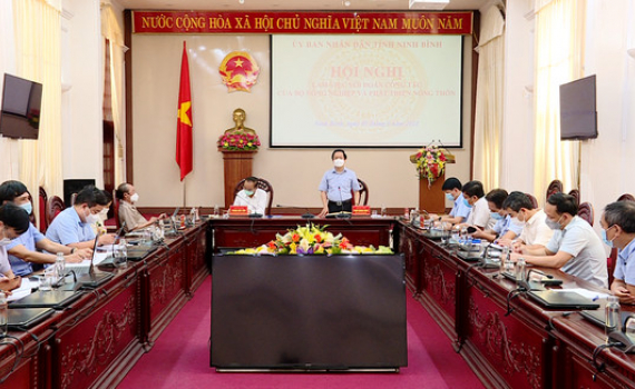 Đo&agrave;n c&ocirc;ng t&aacute;c của Bộ NN&PTNT l&agrave;m việc tại Ninh B&igrave;nh