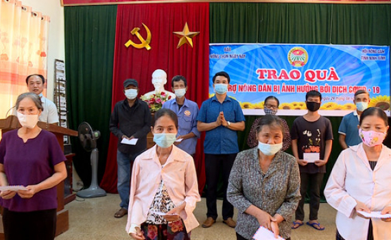 ​​​Trao qu&agrave; hỗ trợ n&ocirc;ng d&acirc;n bị ảnh hưởng bởi dịch Covid-19