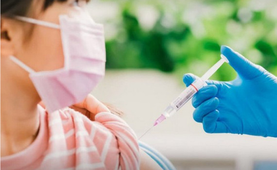 Ti&ecirc;m mũi 1 cho trẻ từ 5 - dưới 12 tuổi bằng Moderna, Pfizer th&igrave; mũi 2 l&agrave; vaccine c&ugrave;ng loại
