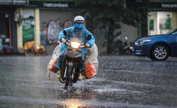 Thời tiết ng&agrave;y 30-6: Bắc Bộ v&agrave; Thanh H&oacute;a, Nghệ An c&oacute; mưa vừa, mưa to v&agrave; d&ocirc;ng