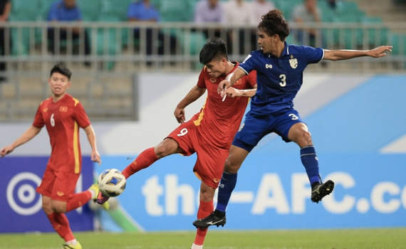 Hai cầu thủ U23 Việt Nam được Li&ecirc;n đo&agrave;n B&oacute;ng đ&aacute; ch&acirc;u &Aacute; vinh danh