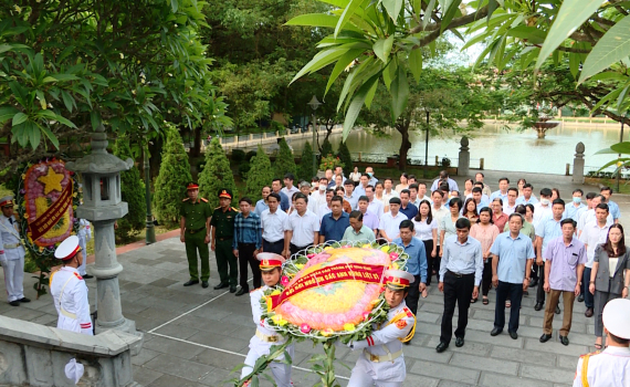 TP Ninh B&igrave;nh đặt v&ograve;ng hoa, d&acirc;ng hương tưởng niệm c&aacute;c anh h&ugrave;ng liệt sỹ