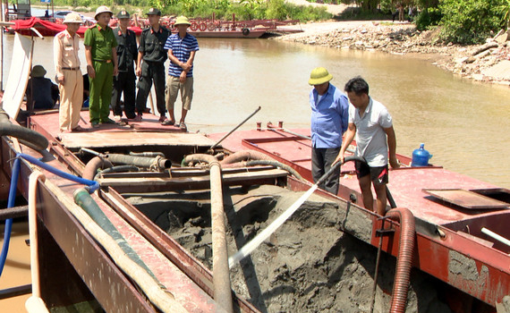 Ngăn chặn t&igrave;nh trạng khai th&aacute;c c&aacute;t tr&aacute;i ph&eacute;p tr&ecirc;n s&ocirc;ng Đ&aacute;y