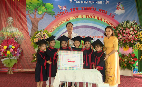 Đồng ch&iacute; Trần Hồng Quảng thăm, tặng qu&agrave; nh&acirc;n ng&agrave;y Quốc tế Thiếu nhi 1/6