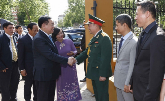 Chủ tịch Quốc hội Vương Đ&igrave;nh Huệ thăm Đại sứ qu&aacute;n v&agrave; gặp mặt cộng đồng người Việt Nam tại Hungary