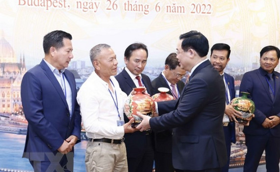 Chủ tịch Quốc hội Vương Đ&igrave;nh Huệ gặp gỡ cộng đồng doanh nh&acirc;n người Việt tại ch&acirc;u &Acirc;u
