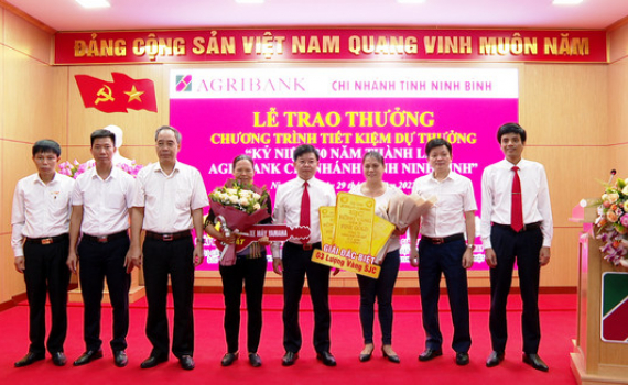 Trao thưởng chương tr&igrave;nh Tiết kiệm dự thưởng &ldquo;Kỷ niệm 30 năm th&agrave;nh lập Agribank Chi nh&aacute;nh tỉnh Ninh B&igrave;nh&rdquo;