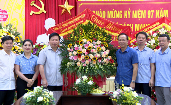 Đồng ch&iacute; Ph&oacute; Chủ tịch Thường trực UBND tỉnh ch&uacute;c mừng Đ&agrave;i PT&TH Ninh B&igrave;nh nh&acirc;n Ng&agrave;y B&aacute;o ch&iacute; C&aacute;ch mạng Việt Nam