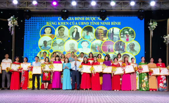 LĐLĐ tỉnh biểu dương gia đ&igrave;nh c&ocirc;ng nh&acirc;n vi&ecirc;n chức lao động ti&ecirc;u biểu giai đoạn 2018 - 2022