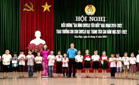LĐLĐ th&agrave;nh phố Tam Điệp biểu dương c&aacute;c gia đ&igrave;nh c&ocirc;ng nh&acirc;n, vi&ecirc;n chức, lao động ti&ecirc;u biểu 