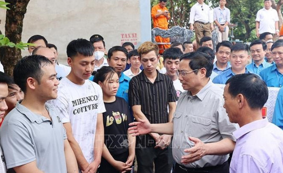 Thủ tướng Phạm Minh Ch&iacute;nh gặp gỡ, đối thoại với c&ocirc;ng nh&acirc;n lao động cả nước