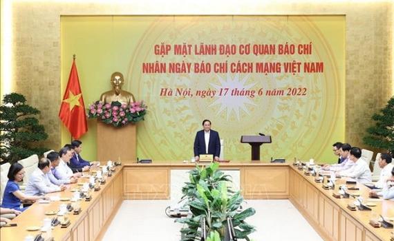 Thủ tướng Phạm Minh Ch&iacute;nh: B&aacute;o ch&iacute; lu&ocirc;n l&agrave; một trong những lực lượng tr&ecirc;n tuyến đầu