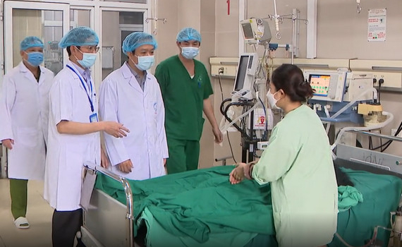 Đồng ch&iacute; Chủ tịch UBND tỉnh thăm hỏi c&aacute;c nạn nh&acirc;n vụ tai nạn giao th&ocirc;ng đặc biệt nghi&ecirc;m trọng tại th&agrave;nh phố Ninh B&igrave;nh