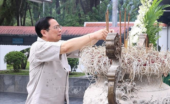 Thủ tướng Phạm Minh Ch&iacute;nh d&acirc;ng hương tưởng nhớ c&aacute;c Anh h&ugrave;ng liệt sĩ; thăm gia đ&igrave;nh ch&iacute;nh s&aacute;ch tại H&agrave; Tĩnh