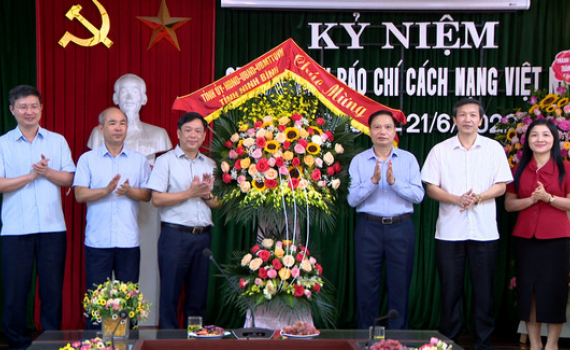 Đồng ch&iacute; Ph&oacute; B&iacute; thư Thường trực Tỉnh uỷ thăm, ch&uacute;c mừng c&aacute;c cơ quan th&ocirc;ng tấn, b&aacute;o ch&iacute; nh&acirc;n kỉ niệm 97 năm Ng&agrave;y B&aacute;o ch&iacute; c&aacute;ch mạng Việt Nam