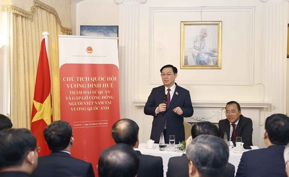 Chủ tịch Quốc hội thăm Đại sứ qu&aacute;n v&agrave; gặp gỡ cộng đồng người Việt Nam tại Anh