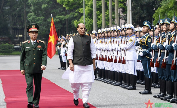 Bộ trưởng Bộ Quốc ph&ograve;ng Ấn Độ Rajnath Singh thăm ch&iacute;nh thức Việt Nam