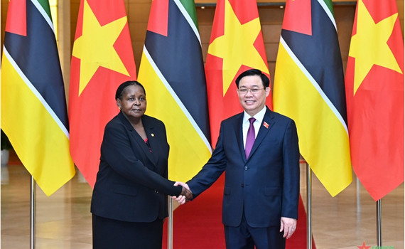 Chủ tịch Quốc hội Vương Đ&igrave;nh Huệ hội đ&agrave;m với Chủ tịch Quốc hội Mozambique