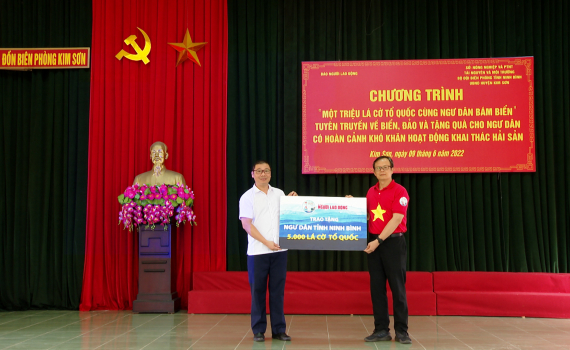 Tặng cờ Tổ quốc c&ugrave;ng ngư d&acirc;n Kim Sơn b&aacute;m biển