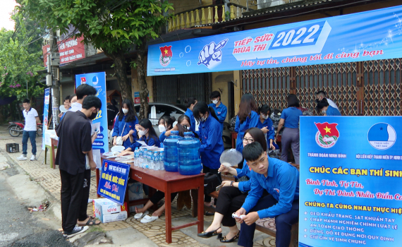 Hơn 600 t&igrave;nh nguyện vi&ecirc;n tham gia tiếp sức m&ugrave;a thi