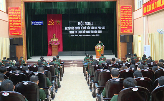 Phổ biến gi&aacute;o dục ph&aacute;p luật năm 2022 cho c&aacute;n bộ, chỉ huy c&aacute;c cơ quan đơn vị v&agrave; c&aacute;n bộ, chiến sỹ Khối cơ quan Bộ CHQS tỉnh.