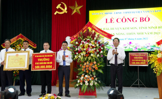 Kim Hải đ&oacute;n bằng c&ocirc;ng nhận x&atilde; đạt chuẩn n&ocirc;ng th&ocirc;n mới