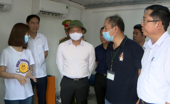Đồng ch&iacute; Ph&oacute; Chủ tịch UBND tỉnh Nguyễn Cao Sơn kiểm tra hệ thống quan trắc kh&iacute; thải, nước thải tự động trong Khu C&ocirc;ng nghiệp