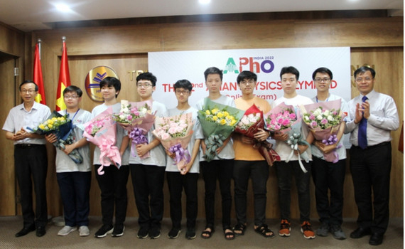 100% th&agrave;nh vi&ecirc;n đội tuyển Việt Nam đoạt giải Olympic Vật l&yacute; quốc tế 2022