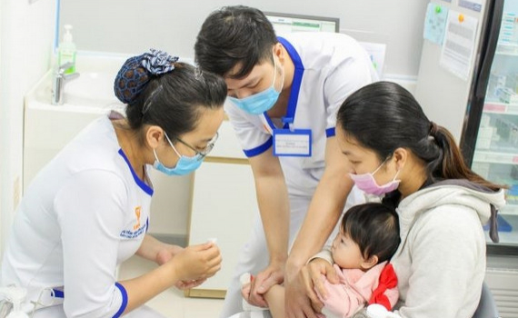 Kh&ocirc;ng thiếu vắc xin cho trẻ em v&agrave; người lớn