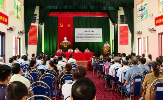 Đại biểu HĐND tỉnh kh&oacute;a XV tiếp x&uacute;c cử tri th&agrave;nh phố Ninh B&igrave;nh 