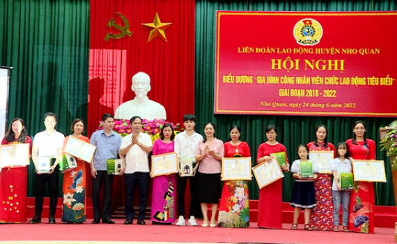 LĐLĐ huyện Nho Quan biểu dương gia đ&igrave;nh c&ocirc;ng nh&acirc;n, vi&ecirc;n chức, lao động ti&ecirc;u biểu giai đoạn 2018-2022