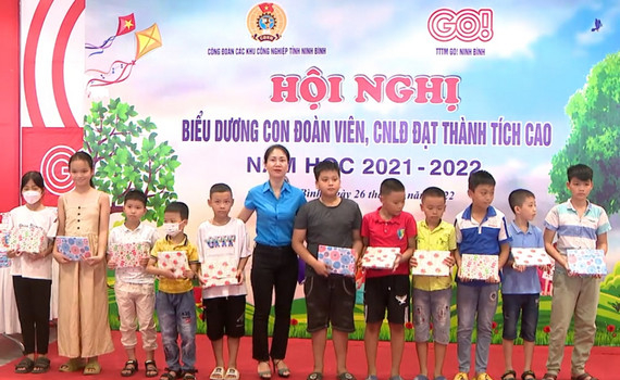 C&ocirc;ng đo&agrave;n c&aacute;c KCN tỉnh biểu dương con đo&agrave;n vi&ecirc;n, CNLĐ đạt th&agrave;nh t&iacute;ch cao năm học 2021 - 2022