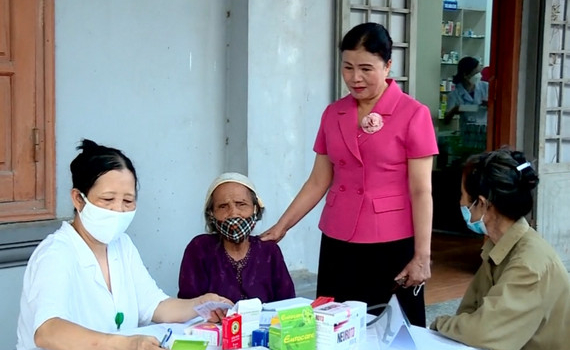 Kh&aacute;m bệnh, cấp thuốc miễn ph&iacute; cho người c&oacute; ho&agrave;n cảnh kh&oacute; khăn tại thị trấn Y&ecirc;n Thịnh