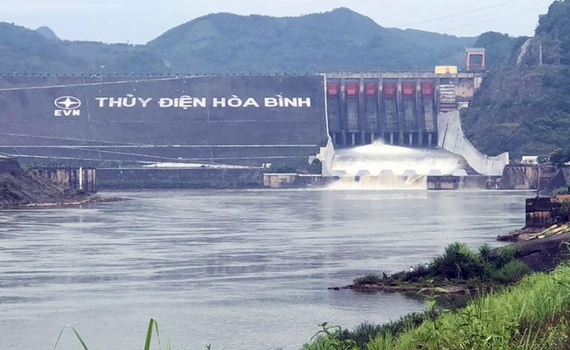 Hồ H&ograve;a B&igrave;nh mở tiếp cửa xả đ&aacute;y thứ 5