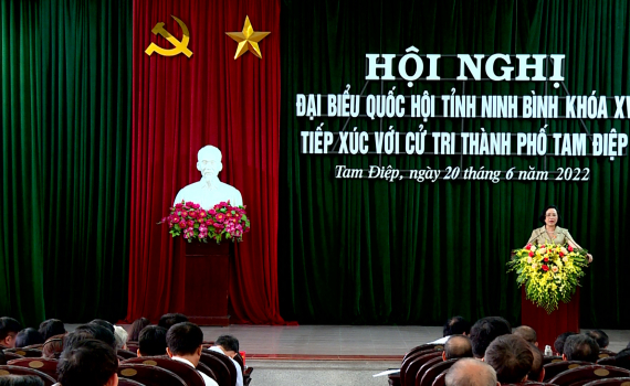 Đo&agrave;n đại biểu Quốc hội tỉnh tiếp x&uacute;c cử tri th&agrave;nh phố Tam Điệp