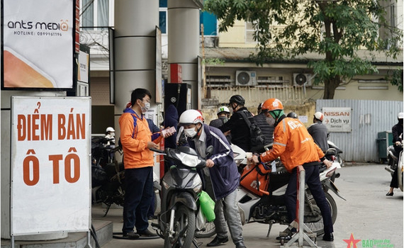 Gi&aacute; xăng tăng lần thứ 5 li&ecirc;n tiếp, vượt ngưỡng 31.000 đồng/l&iacute;t
