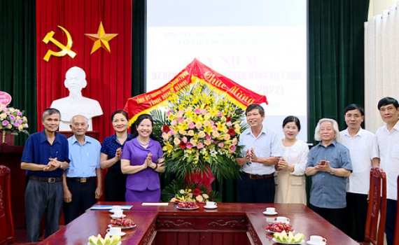 Đồng ch&iacute; Trưởng Ban Tuy&ecirc;n gi&aacute;o Tỉnh ủy ch&uacute;c mừng Tạp ch&iacute; Văn nghệ Ninh B&igrave;nh nh&acirc;n Ng&agrave;y B&aacute;o ch&iacute; c&aacute;ch mạng Việt Nam