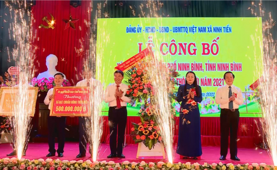 Ninh Tiến đ&oacute;n bằng c&ocirc;ng nhận x&atilde; đạt chuẩn n&ocirc;ng th&ocirc;n mới